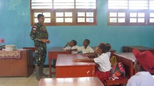 Prajurit Yonif 501 Kostrad Menginspirasi Generasi Muda Papua Dengan Mengajar di SD YPG Susumuk, Maybrat