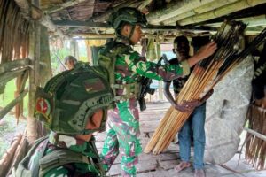 Kesatria Mayangkara Laksanakan Komsos Dengan Kerajinan Senjata Tradisional Khas Papua