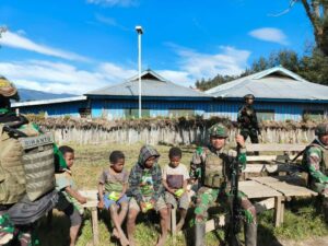 Dengar Keluhan Masyarakat, Satgas Mobile Yonif 323 Laksanakan Komsos