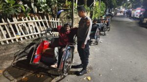 Patroli Dini Hari Anggota Patroli Briptu Yoga Sambang dan Imbauan kepada Warga