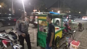 Patroli Malam Hari Unit Patmor Polsek Metro Menteng Sambangi Pedagang Sekitar Taman Suropati