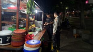 Patroli 1042 Polsek Metro Menteng Sambangi Pedagang Soto Ayam Samping Sarinah