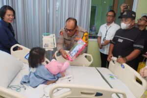 Kapolres Jakut Jenguk Anak Korban Penyiksaan Ibu Tiri di RS Koja