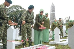 Peringati HUT Ke-75, Brigif 13 Kostrad Gelar Ziarah Pahlawan dan Santunan untuk Keluarga Warakawuri