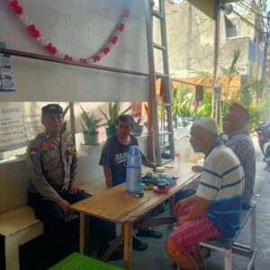 Patroli Dialogis Bhabinkamtibmas Galur Sambang Ketua RT dan Warga