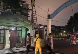 Bhabinkamtibmas Menteng Sigap Bersama Petugas PLN Menangani Konsleting Kabel Listrik
