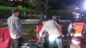 Imbauan Pengemudi Motor dan Mobil Yang Memakirkan Kendaraan di Depan Hotel Kempinsky