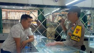Patroli Dialogis Bhabinkamtibmas Galur Sambang dan Berikan Imbauan kepada Pemilik Toko Emas