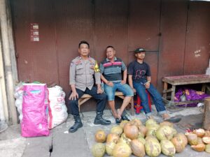 Sambang Pedagang Es Kelapa, Bhabinkamtibmas Kelurahan Galur Berikan Imbauan Kamtibmas