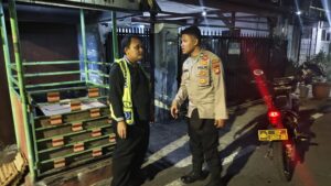 Patroli Dialogis Anggota Patroli Sambang Pos Kamling Imbau Petugas Satkamling RW 05 Kelurahan Tanah Tinggi