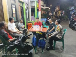 Hitungan Hari Pilkada Bhabinkamtibmas Kampung Rawa Sambang Dialogis Sampaikan Pesan Kamtibmas di Pos RW 02