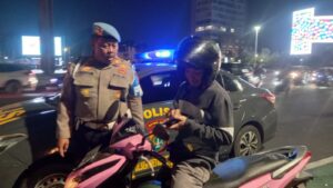 Membubarkan Pengendara Yang Berkerumun Depan Hotel Kempinsky Menteng