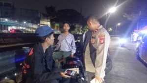 Unit Patko 1041 Mengimbau Para Remaja Yang Masih Nongkrong Sepanjang Kali Pasir