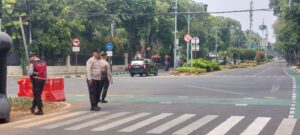 Kapolsubsektor Blora Memantau Lintasan Jalan Imam Bonjol Menteng