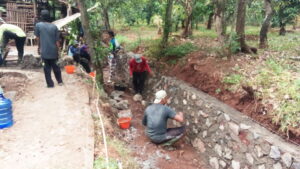 Diduga Proyek Siluman, Senderan Saluran di Desa Wangkelang Tanpa Papan Nama Proyek