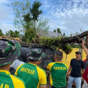 Meriahkan HUT Ke-79 TNI, Yonif 754 Kostrad Gelar Karya Bakti Bersama Masyarakat