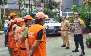 Bhabinkamtibmas Kampung Rawa Menjelang Pilkada Berikan Imbauan Kamtibmas Kepada Petugas PPSU Kelurahan