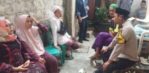 Bhabinkamtibmas Pegangsaan Menghadiri Takziyah di Pemukiman Warganya