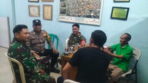 Menjelang Pilkada Bhabinkamtibmas Johar Baru Bersama Babinsa Koordinasi Kamtibmas Kewilayahan Dengan Perangkat RW 06