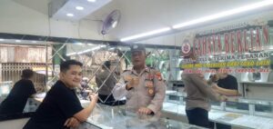 Patroli Dialogis Kapolsubsektor Galur Sambang dan Berikan Imbauan kepada Pemilik dan Karyawan Toko Emas