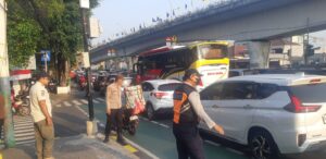 Kapolsubektor Tanah Tinggi Bersama Dishub dan Satpol. PP., Melaksanakan Pengaturan Lalu Lintas Pagi Hari