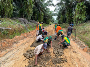 Satgas Yonarmed 11 Kostrad dan Warga Gotong Royong Perbaiki Jalan Rusak di Desa Seikaduyan Taka