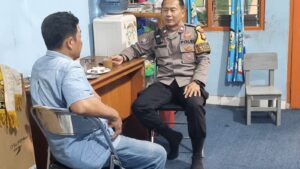 Bhabinkamtibmas Karet Tengsin Berikan Imbauan Kepada Ketua RW 03 Menjelang Pilkada