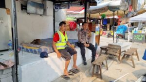 Jelang Pilkada Bhabinkamtibmas Karet Tengsin Patroli Dialogis Dan Berikan Imbauan Kepada Warga