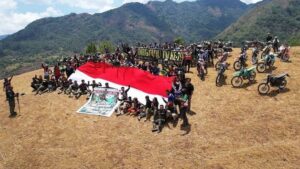 Yonarhanud 16 Kostrad Kibarkan Bendera Merah Putih di Puncak Teletubies, Tumbuhkan Rasa Cinta Tanah Air