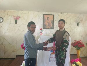Minggu Kasih, Satgas Yonif 323 Berbagi Al-Kitab & Alat Musik di Gereja Distrik Beoga