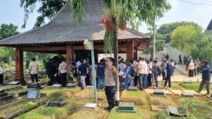 Bhabinkamtibmas Karet Tengsin Monitoring Paslon Nomor Urut 1 Ridwan Kamil Dan Suswono Ziarah Makam TPU Karet Bivak