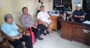 Bhabinkamtibmas Kelurahan Galur Sambang Ke Kantor Sekretariat RW 07 Sampaikan Pesan Kamtibmas