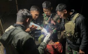 Satgas Yonif 323 Buaya Putih Bantu Obati Luka Masyarakat Akibat Kecelakaan