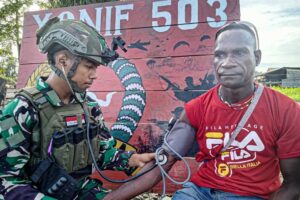 Pelayanan Kesehatan TNI Gratis, Kesatria Mayangkara Cek Kesehatan Masyarakat Papua