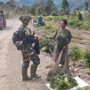 Pos Langit Bilogai Satgas Yonif 509 Kostrad Laksanakan Kegiatan Rutin “Borong Hasil Tani” (Rosita) untuk Mama Papua di Hari Pasar