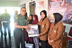 Memeriahkan HUT TNI Ke-79, Pasi Teritorial Brigif 9 Kostrad Menghadiri Undangan Dalam Rangka Bakti Sosial Pembagian Sembako