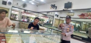 Kapolsubsektor Galur Sambang dan Berikan Imbauan kepada Pemilik dan Karyawan Toko Emas