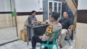Bhabinkamtibmas Karet Tengsin Kunjungan Dengan Ketua RW 07, Staf RW Dan Para Ketua RT Menjelang Pilkada