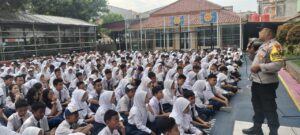 Cegah Tawuran Antar Pelajar, Polsek Cengkareng Edukasi Bahaya Tawuran Dan Pemasangan Spanduk Stop Tawuran Disekolah-sekolah