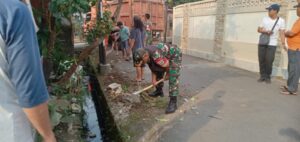 Warga, PPSU Bersama Babinsa Pondok Kelapa Bersihkan Sampah Lingkungan