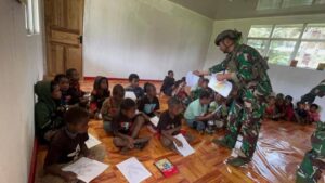 Satgas Yonif 323 Kostrad Peduli Pendidikan Anak Pedalaman Papua