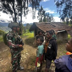 Satgas Yonif 509 Kostrad Tk Mamba Laksanakan Patroli Keamanan Rutin dan Berinteraksi dengan Masyarakat