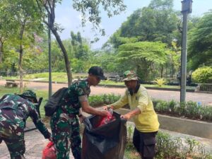 Wujud Kepedulian dan Komitmen Prajurit Yonif 330 Kostrad, Jaga Lingkungan Monas Tetap “BERSERI”