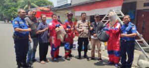 Bhabinkamtibmas Pegangsaan Giat Pemberantasan Sarang Tawon di Rw 02