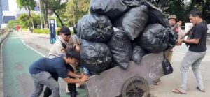 Kateam Patmor Mendorong Gerobak Saat Adanya Massa Aksi Konvoi Berjalan Kaki