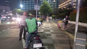 Membubarkan Kendaraan Yang Mangkal Seputar Bunderan HI Menjelang Pilkada DKI Jakarta