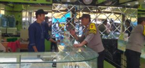 Patroli Dialogis Bhabinkamtibmas Galur Sambang Menjelang Pilkada Berikan Imbauan kepada Pemilik Toko Emas