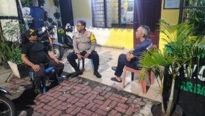 Bhabinkamtibmas Johar Baru Sambang Ke Pos Kamling Ajak Jaga Wilayah Aman Masa Kampanye Pilkada.