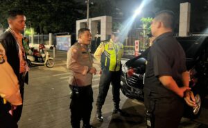 Bhabinkamtibmas Gelora Laksanakan Problem Solving Petugas Keamanan Dengan Pengendara