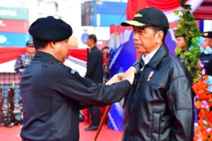 Panglima TNI Sematkan Brevet Kehormatan Hiu Kencana Kepada Presiden RI di atas KRI RJW-992